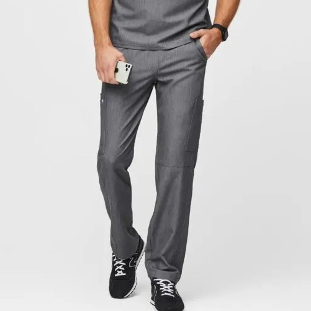 Figs Men’s Axim Cargo Scrub Pants Graphite Gray Size M